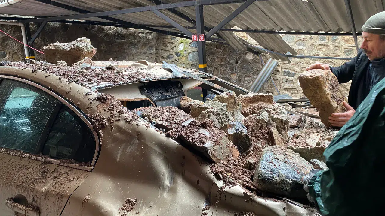 Bursa'da yağış etkisi : İstinat duvarı çöktü, araçlar zarar gördü