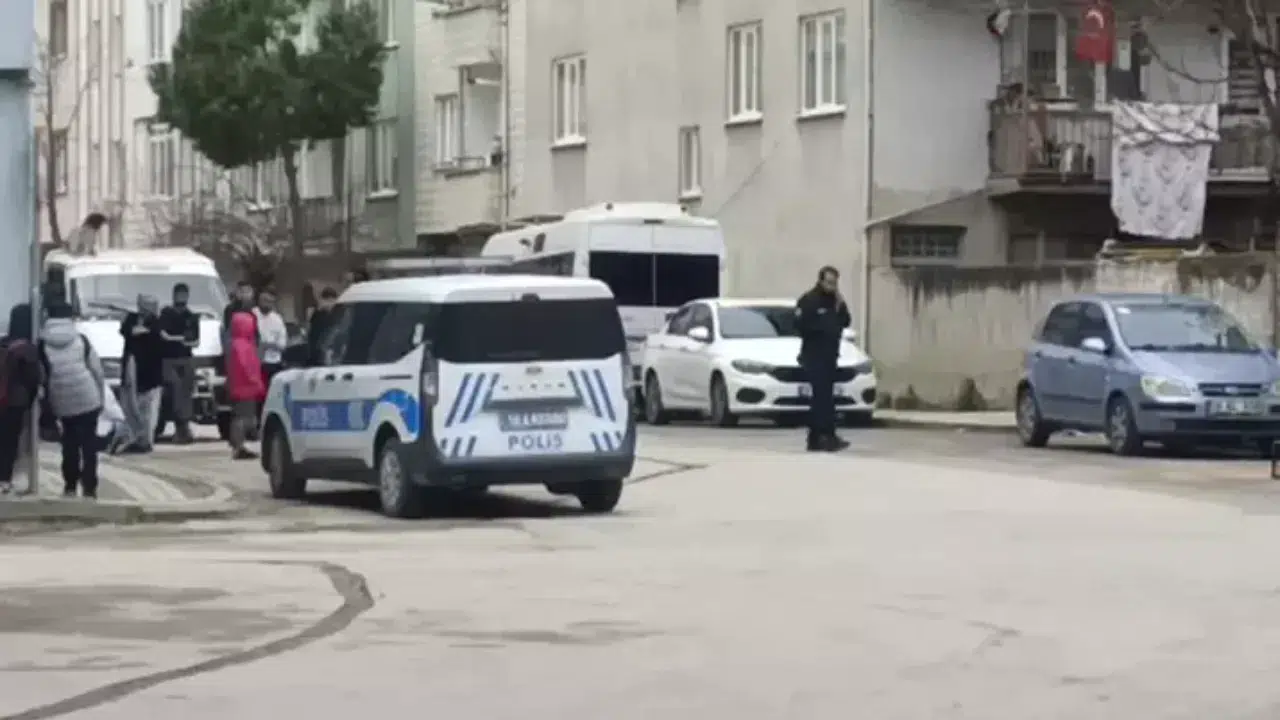 İnegöl’de komşu kavgası kanlı bitti : Bıçak ve sopayla 2 kadını yaralayıp kaçtı!