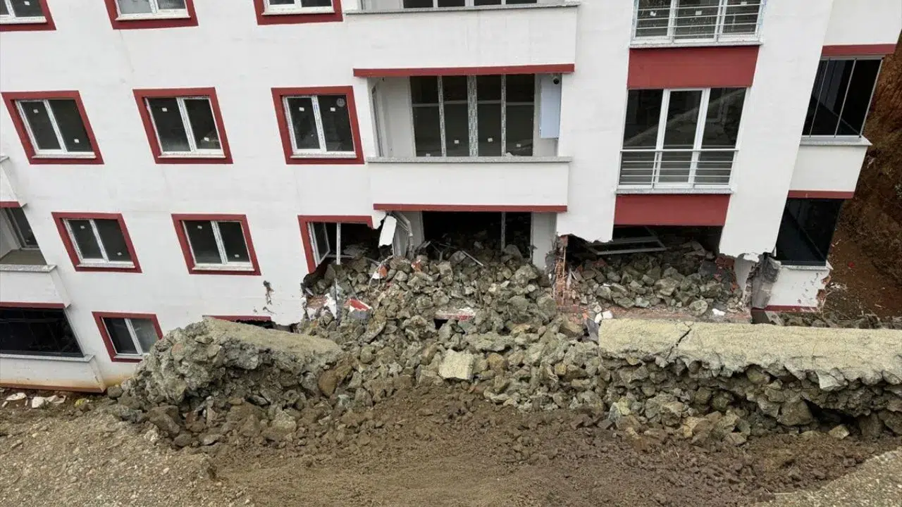 Trabzon'da istinat duvarı çöktü : Yeni bina zarar gördü