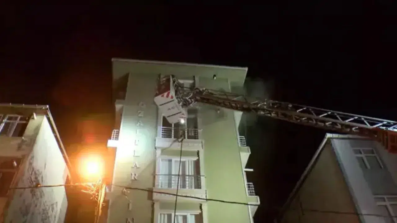 Ümraniye’de 5 katlı binada yangın : 4’üncü kattaki daire kullanılamaz hale geldi
