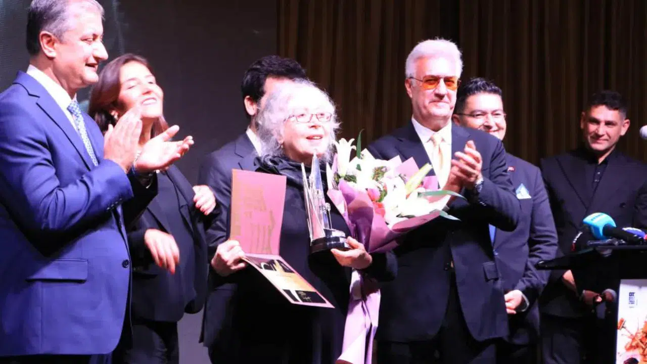 Oyuncu Meral Çetinkaya'ya 'Sakıp Sabancı Yaşam Boyu Başarı Ödülü' verildi