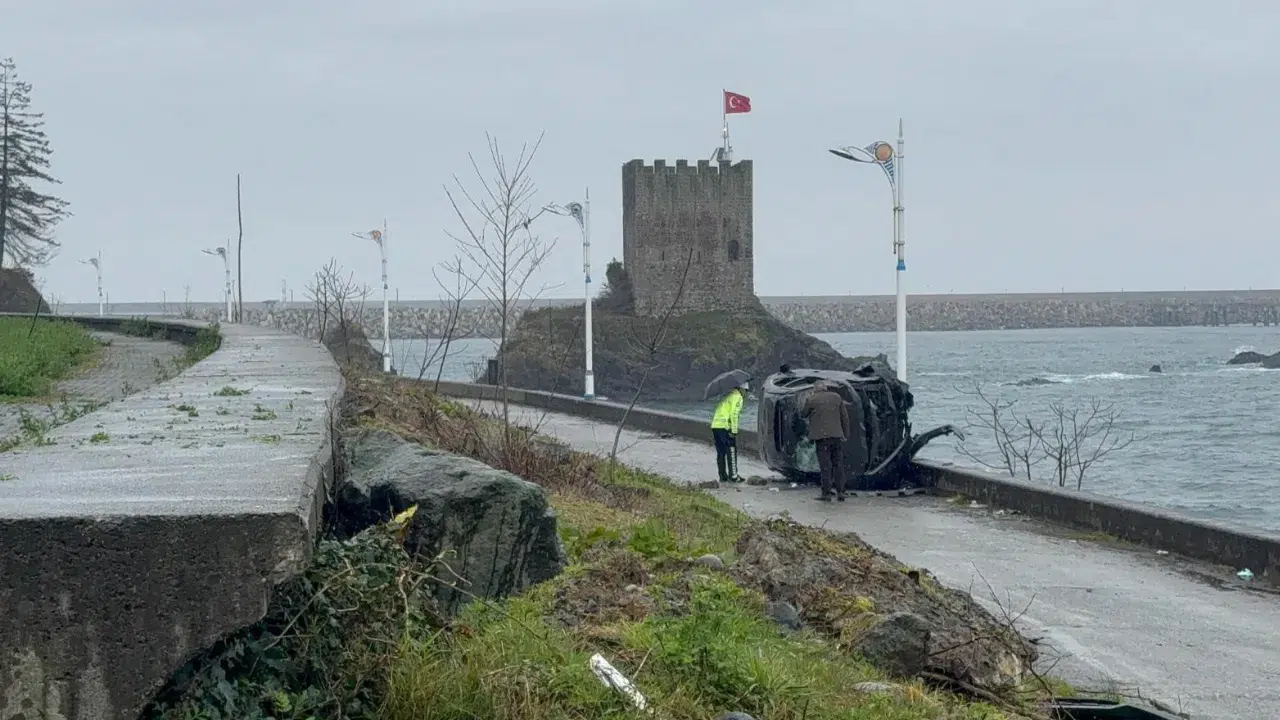 Rize'de korkunç kaza : Beton bariyerler otomobili denize düşmekten kurtardı