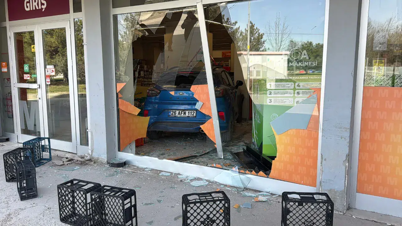 Eskişehir'de sürücü fren yerine gaza bastı : Otomobil süpermarkete girdi