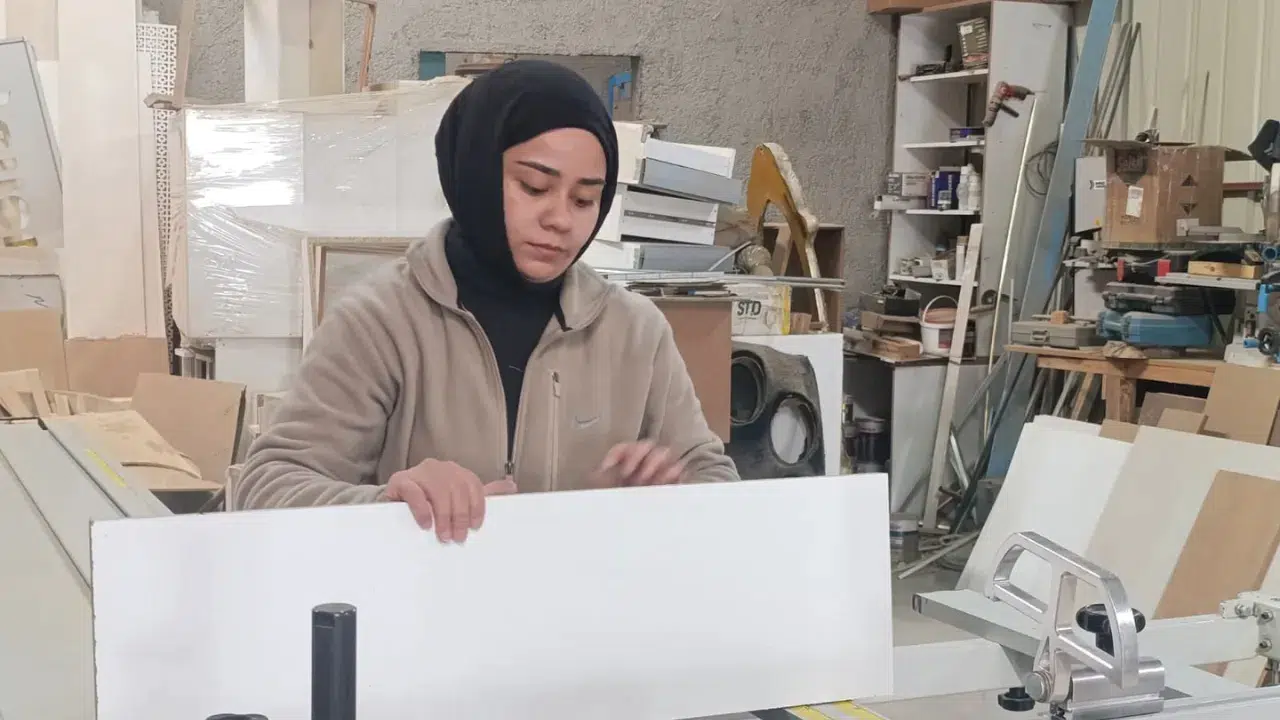 Atölyede kadın eli : 20 yaşında hem öğrenci hem mobilya ustası