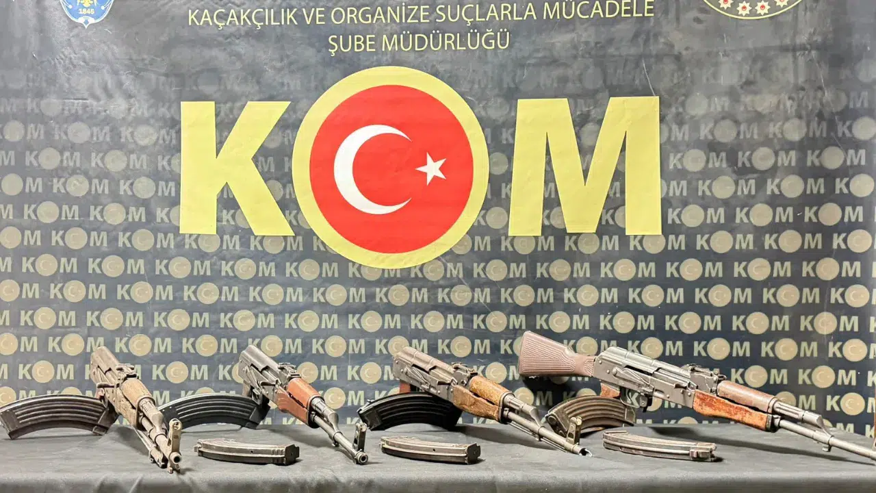 Hatay'da zanlılar polisten kaçıp, kalaşnikof dolu çuvalı yola attılar