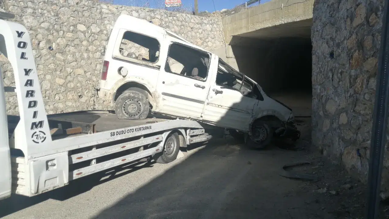 Isparta'da kaza : Araç 5 metrelik köprüden alt geçide düştü