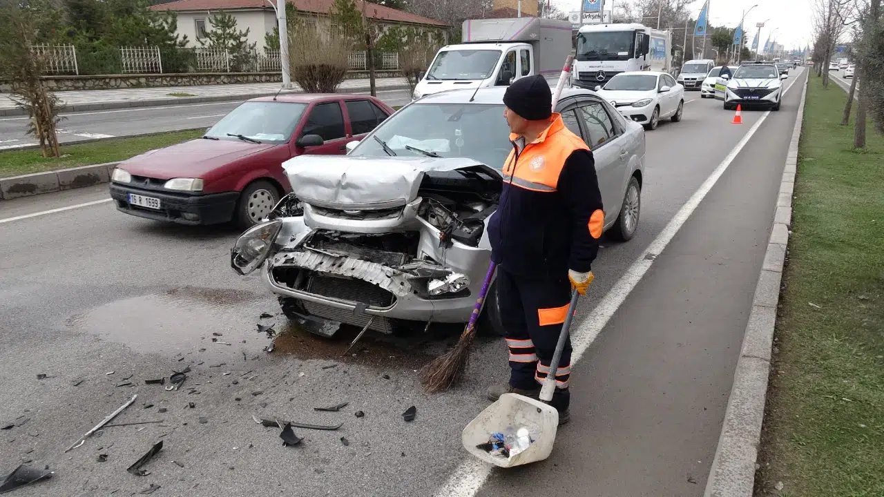 Malatya'da 2 otomobilin çarpışması sonucu 1 kişi yaralandı