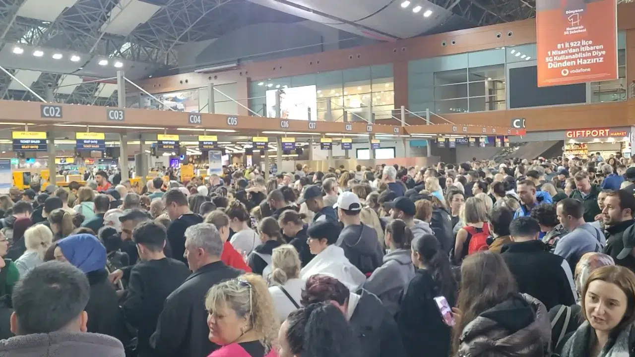 Sabiha Gökçen Havalimanı'nda 127 sefer iptal edildi, terminalde uzun kuyruklar oluştu