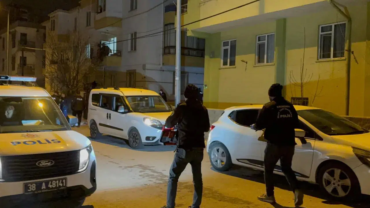 Kayseri’de alacak verecek kavgası kanlı bitti : Kurşunlanan evde anne ve oğlu yaralandı