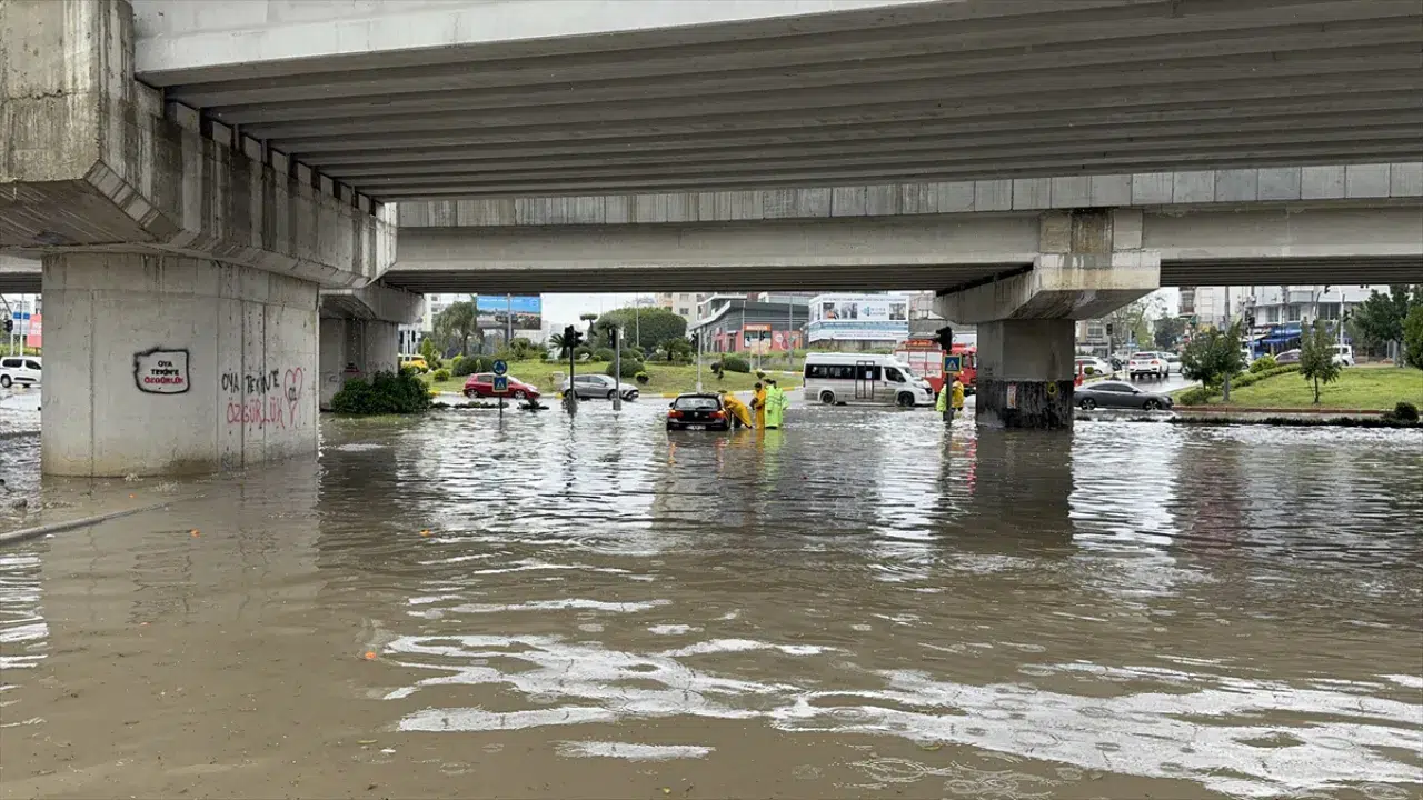 Adana'da sağanak hayatı felç etti : Yollar göle döndü