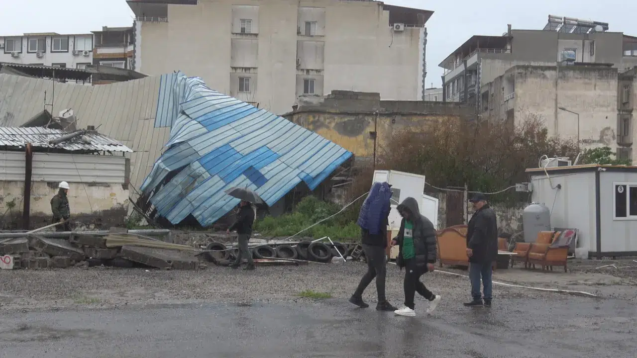 Hatay'da fırtına bilançosu : 2 araç hasar gördü, elektrik direkleri devrildi