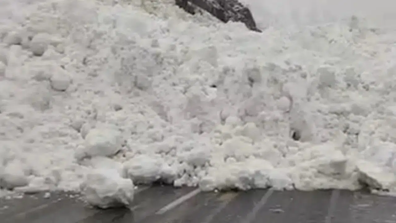 Hakkari'de çığ düştü : Çukurca yolunda sürücüler mahsur kaldı
