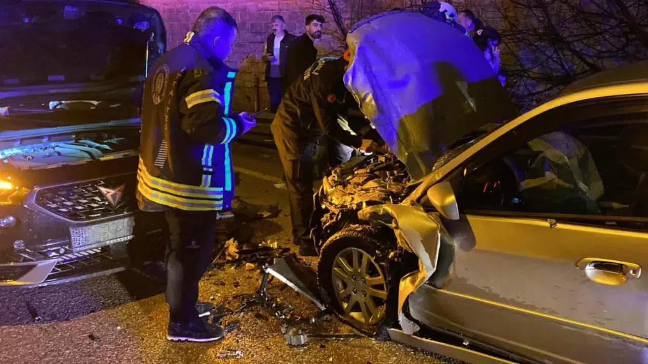 Kocaeli'de yola dökülen sıvı nedeniyle otomobiller çarpıştı : Yaralılar var