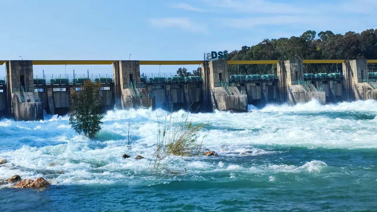 Seyhan Barajı'nda kapaklar açıldı