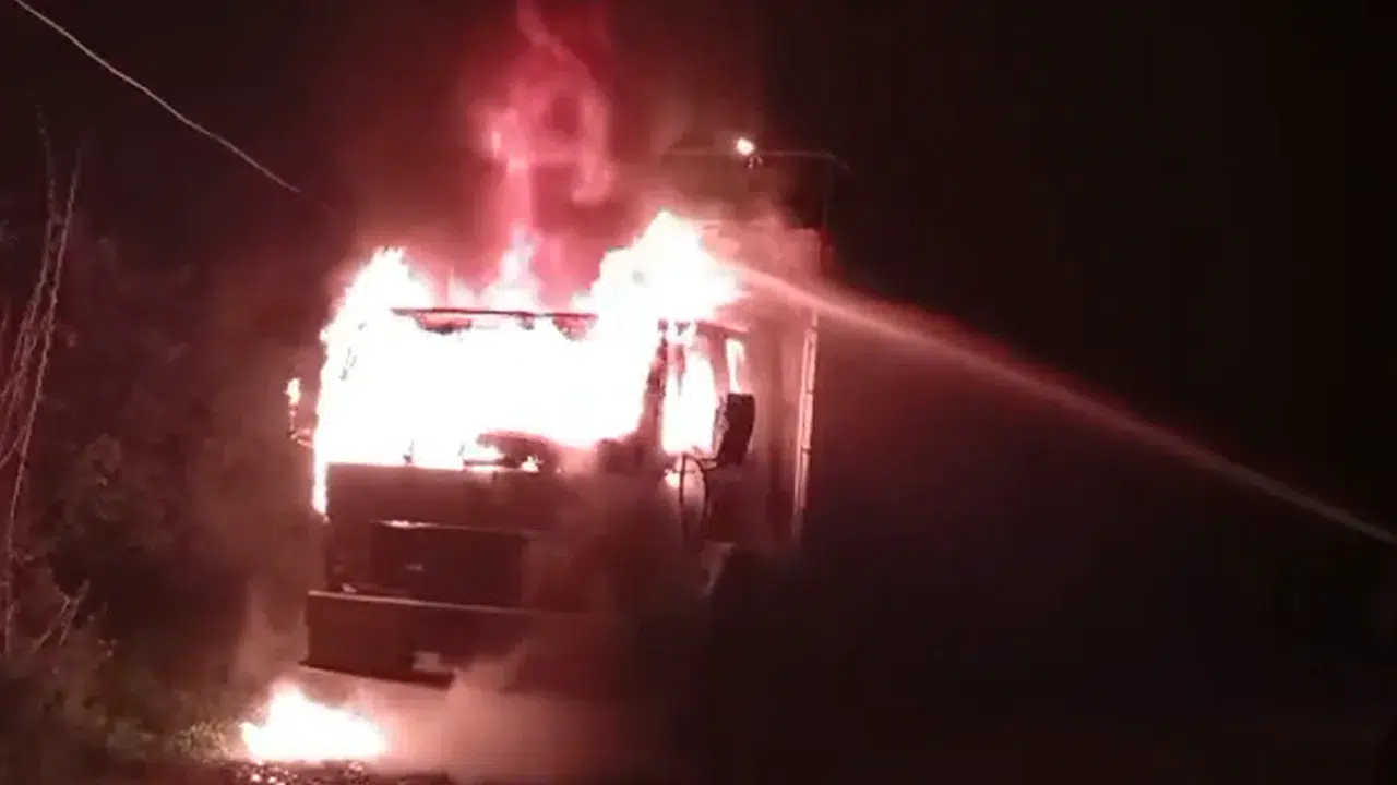 Hatay'da park halindeki kamyonda yangın çıktı