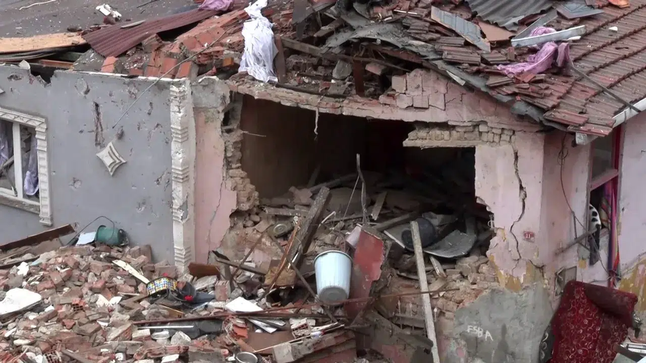 Fatih'te çöken binalar nedeniyle çevrede hasar tespit çalışmaları başladı