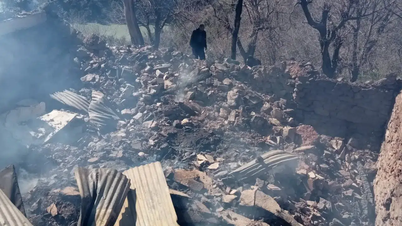Adana’da yanan evden parasını kurtarmak isterken ağır yaralandı , hayvanlar telef oldu
