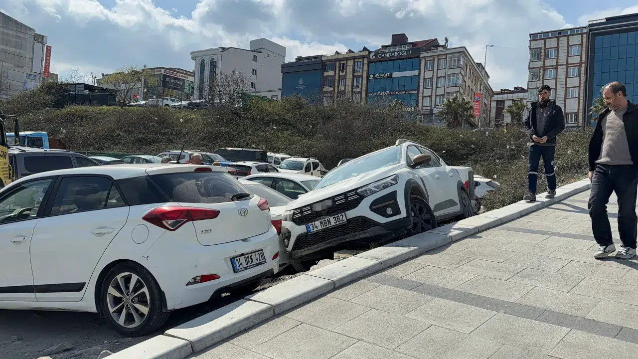 Arnavutköy'de fren ile gazı karıştıran sürücü 2 aracın üzerine çıktı