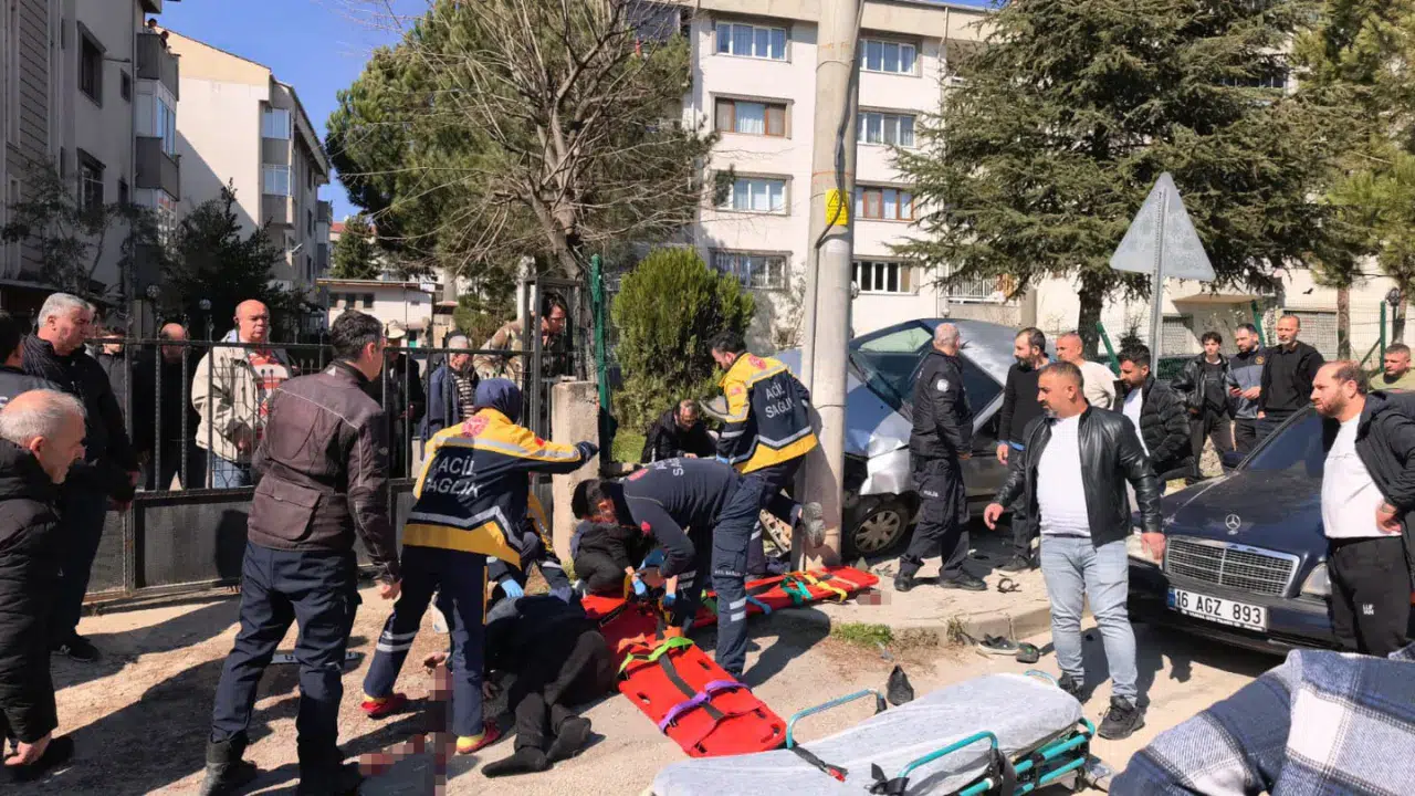 Bursa'da acı olay : El freni çekilmeyen otomobil , dede ve torunlarına çarptı