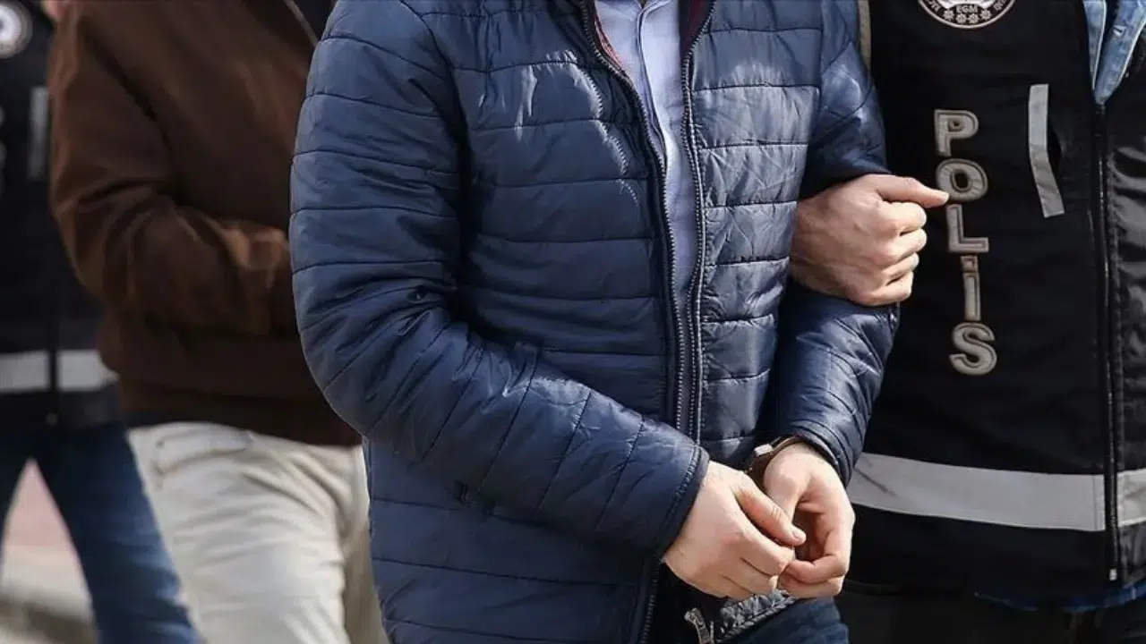 Eskişehir'de 3 şüpheli otomobili iterek çaldı