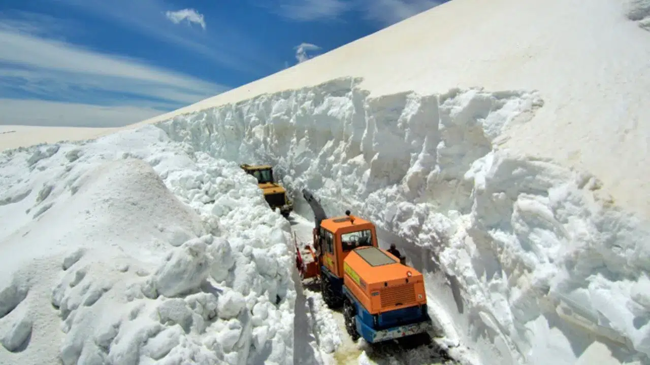 Ardahan'da 3,5 aydır karla kaplı olan yollar ulaşıma açılıyor