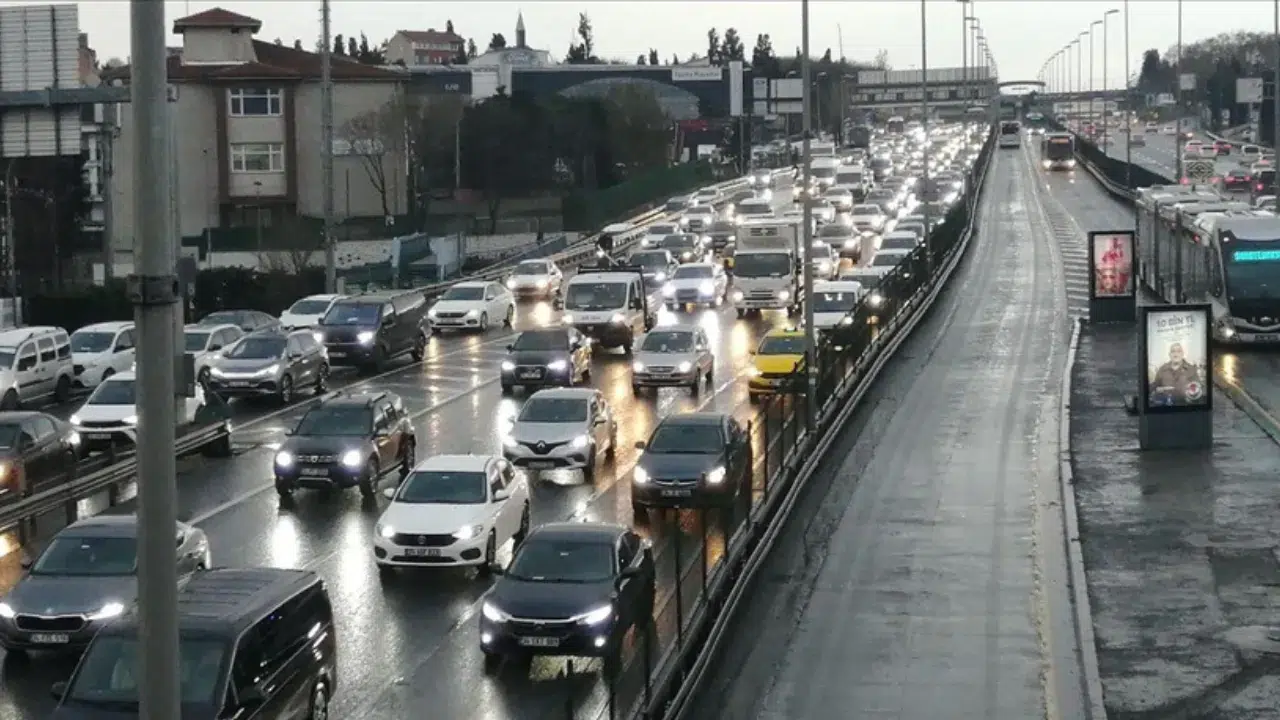 İstanbul'da trafik : Kent genelinde yüzde 81 oldu