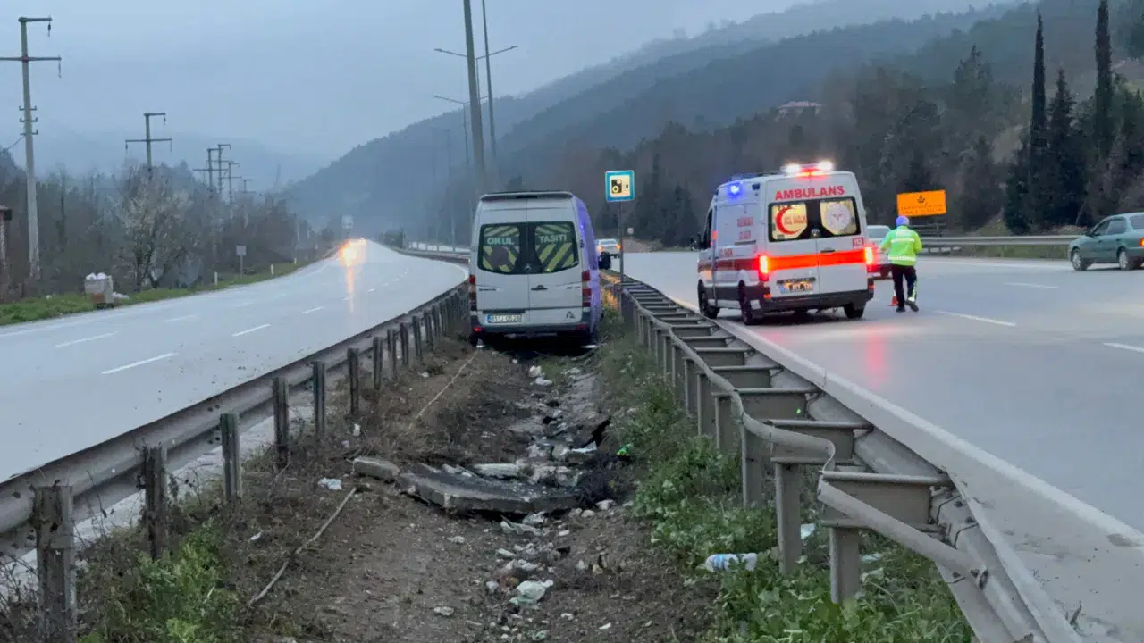 Samsun'da tur minibüsü bariyerlere çarptı : 4 yaralı