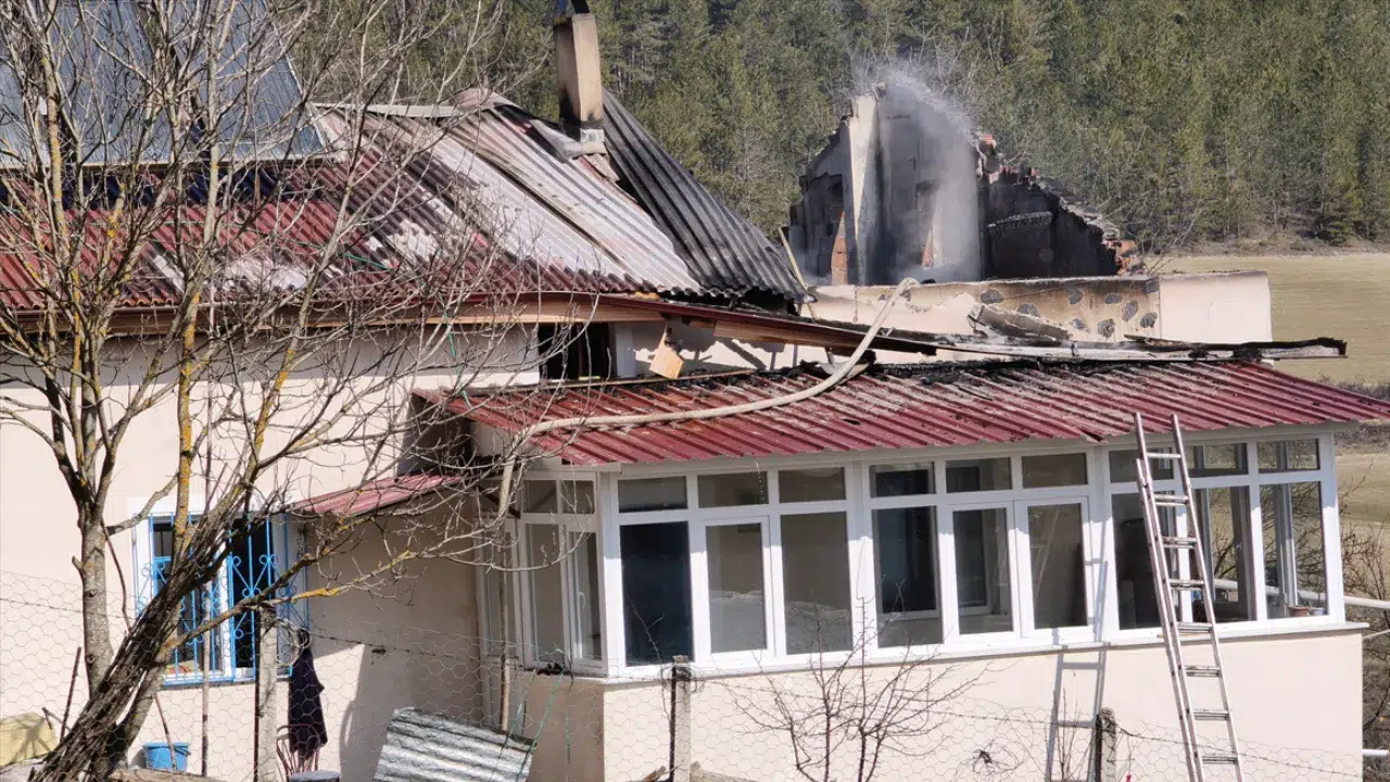 Karabük'te 2 katlı müstakil ev yandı : 1 kişi hayatını kaybetti