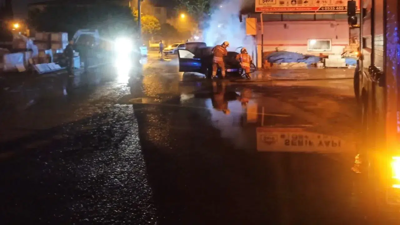 Hatay İskenderun'da otomobil alev alev yandı