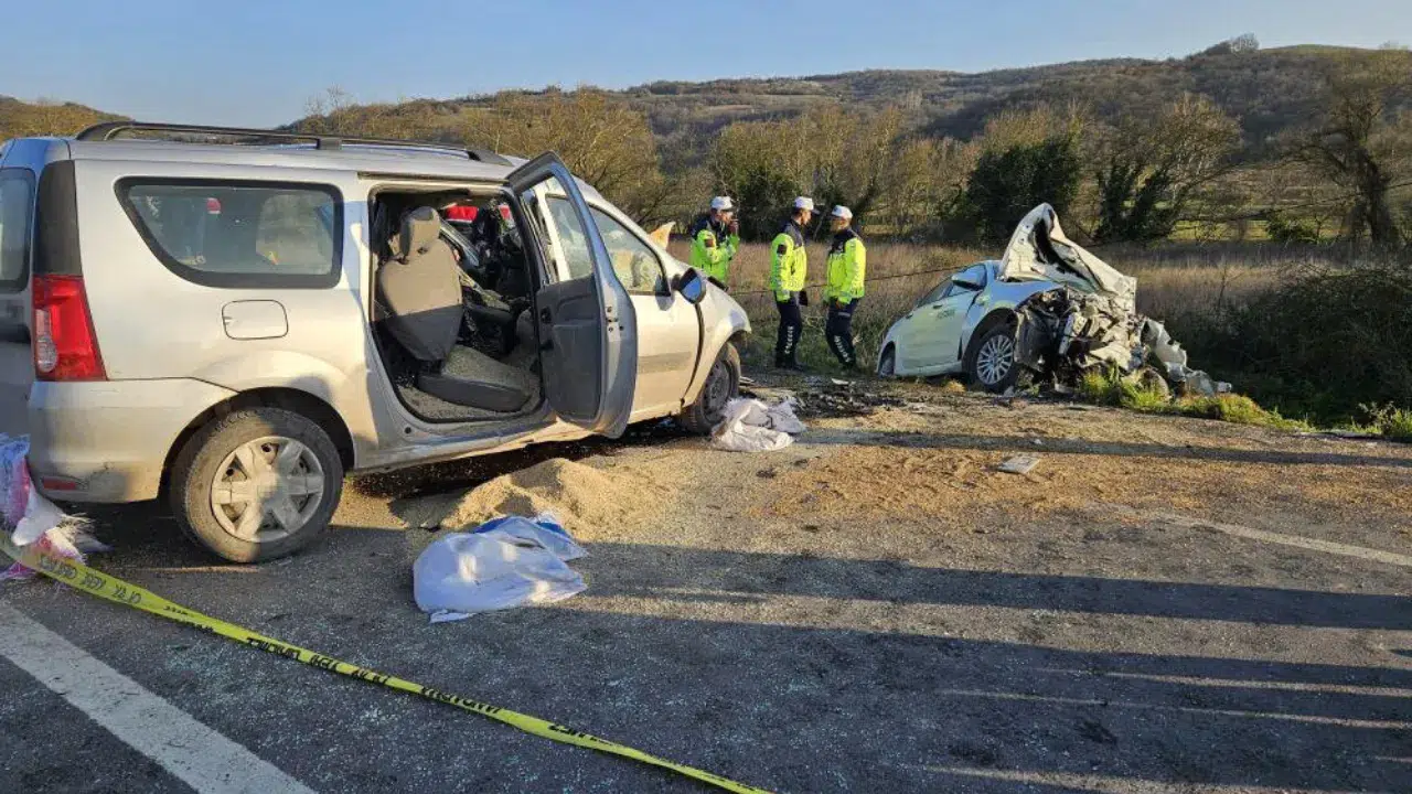 Balıkesir'de iki araç çarpıştı : 1 ölü, 2 yaralı