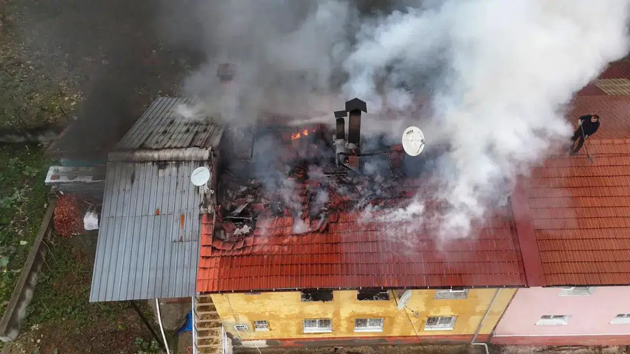 Bartın'da yangın : 2 katlı afet konutları alev alev yandı