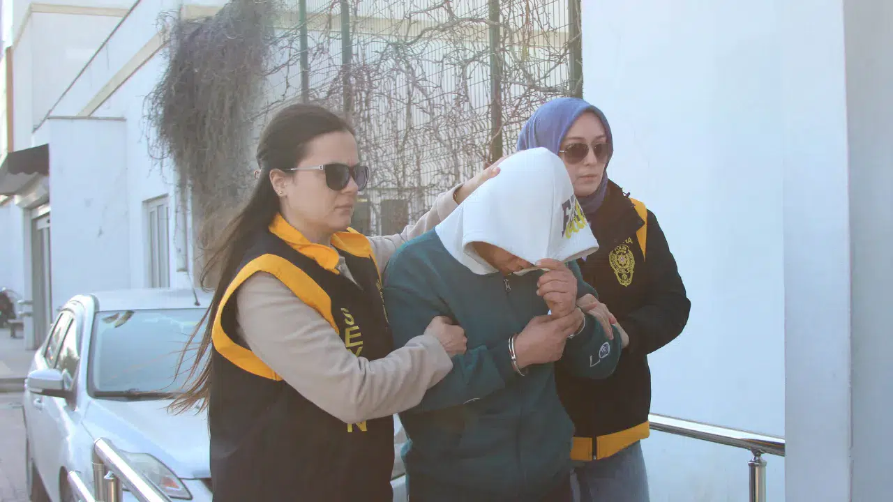 Adana’da karı-koca tartışması kanlı bitti : Kocasını bıçaklayan kadın tutuklandı