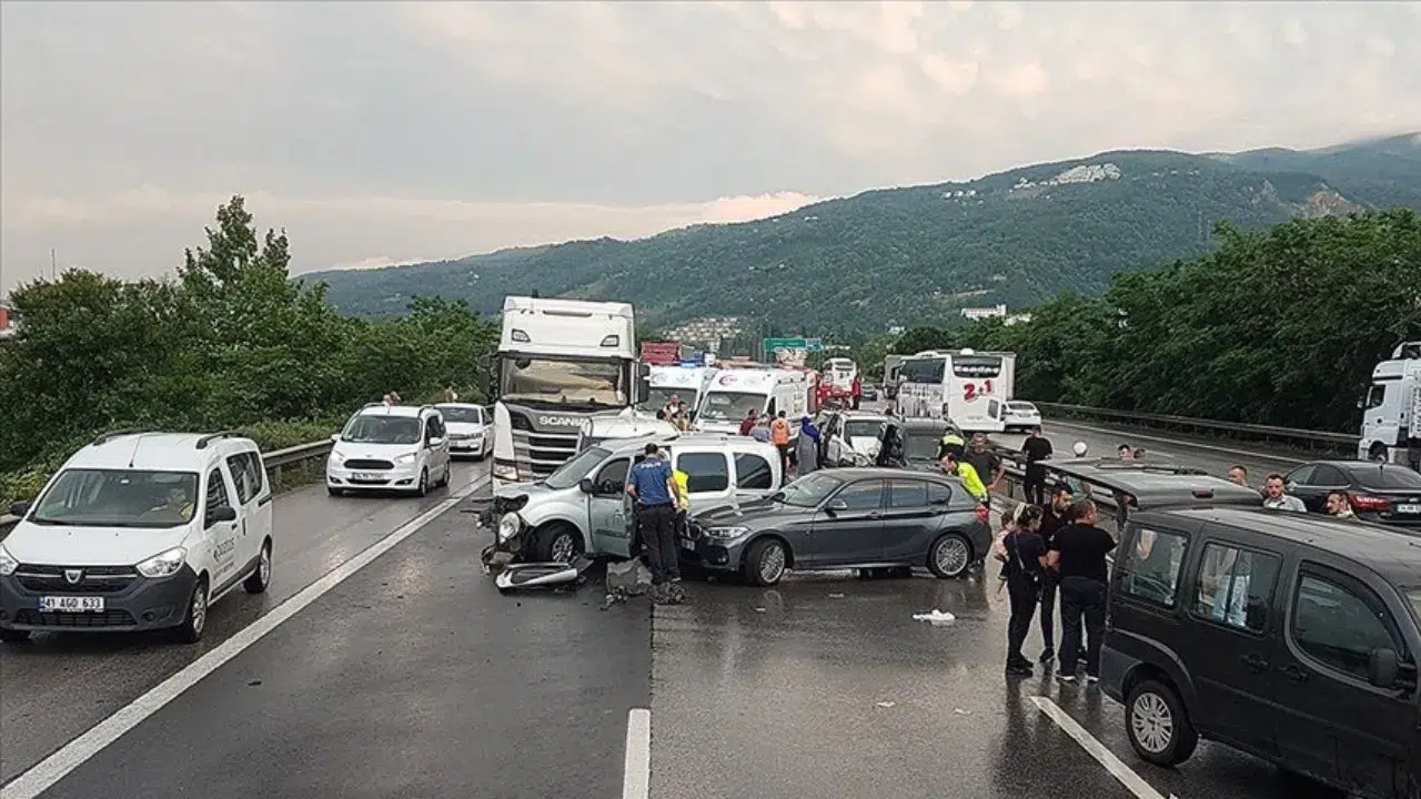 Manisa'da zincirleme trafik kazası : 7 kişi yaralandı