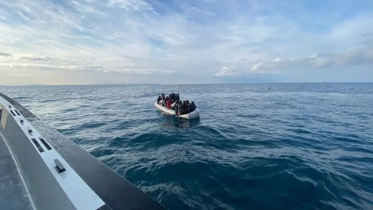 İzmir açıklarında 37 düzensiz göçmen yakalandı, 42 göçmen kurtarıldı