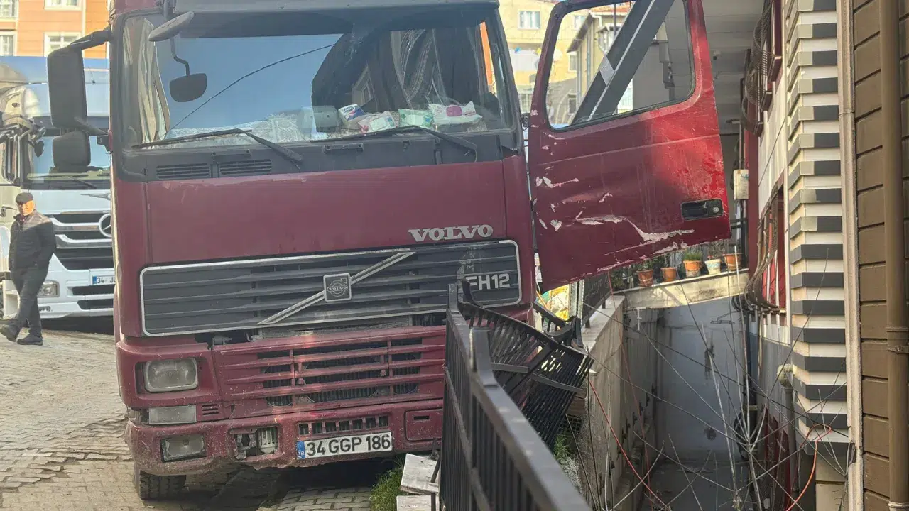 Kağıthane’de kayan hafriyat kamyonunu durdurmaya çalışan şoför hayatını kaybetti