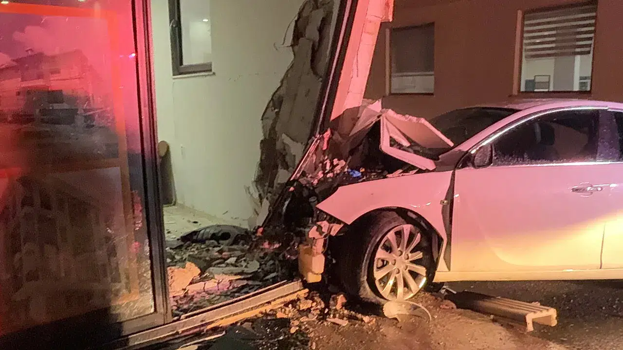 Gazipaşa'da otomobil iş yerine daldı : D-400 karayolunda feci kazada 3 ağır yaralı!