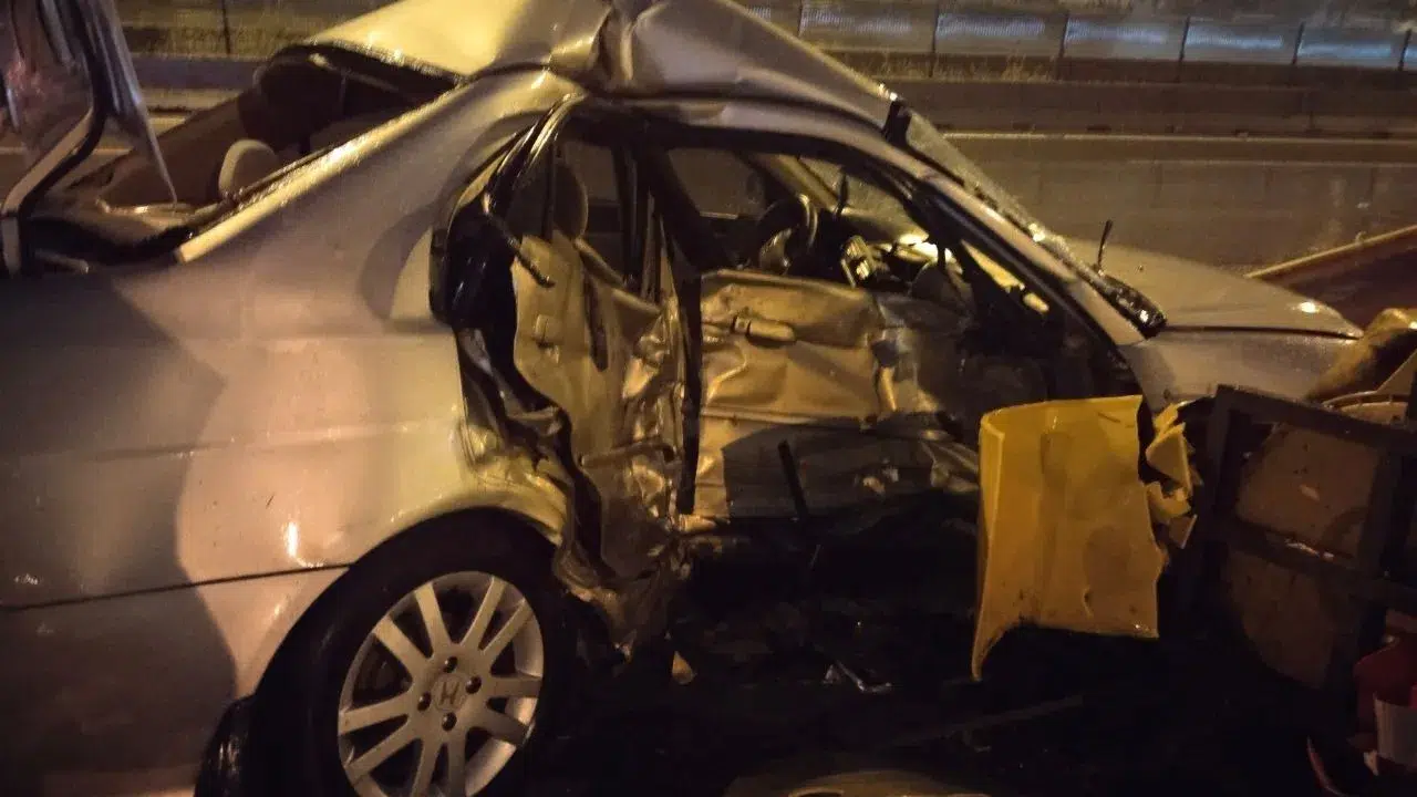 Kozyatağı Kavşağı’nda feci kaza: Bariyerlere çarpan sürücü ağır yaralandı