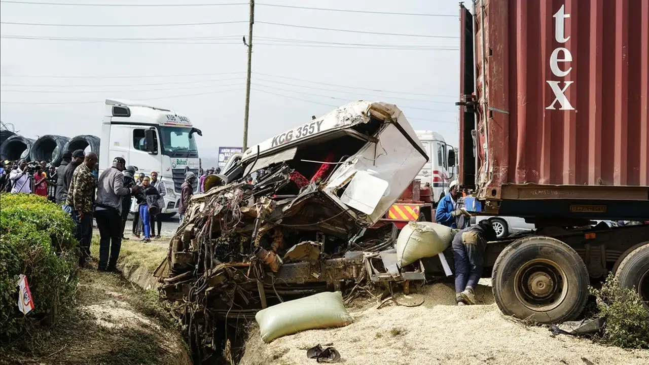 Kenya'da yolcu otobüsü ile kamyon çarpıştı : Çok sayıda ölü var