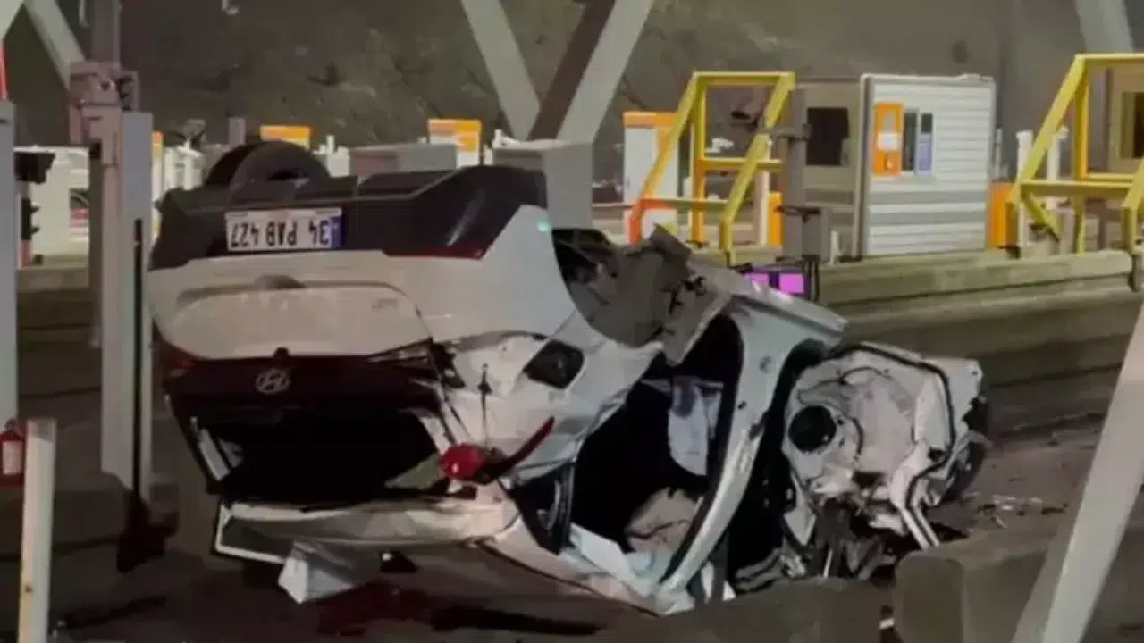 Pendik Kuzey Marmara Otoyolu'nda gişe faciası : Otomobil takla attı, 2 yaralı