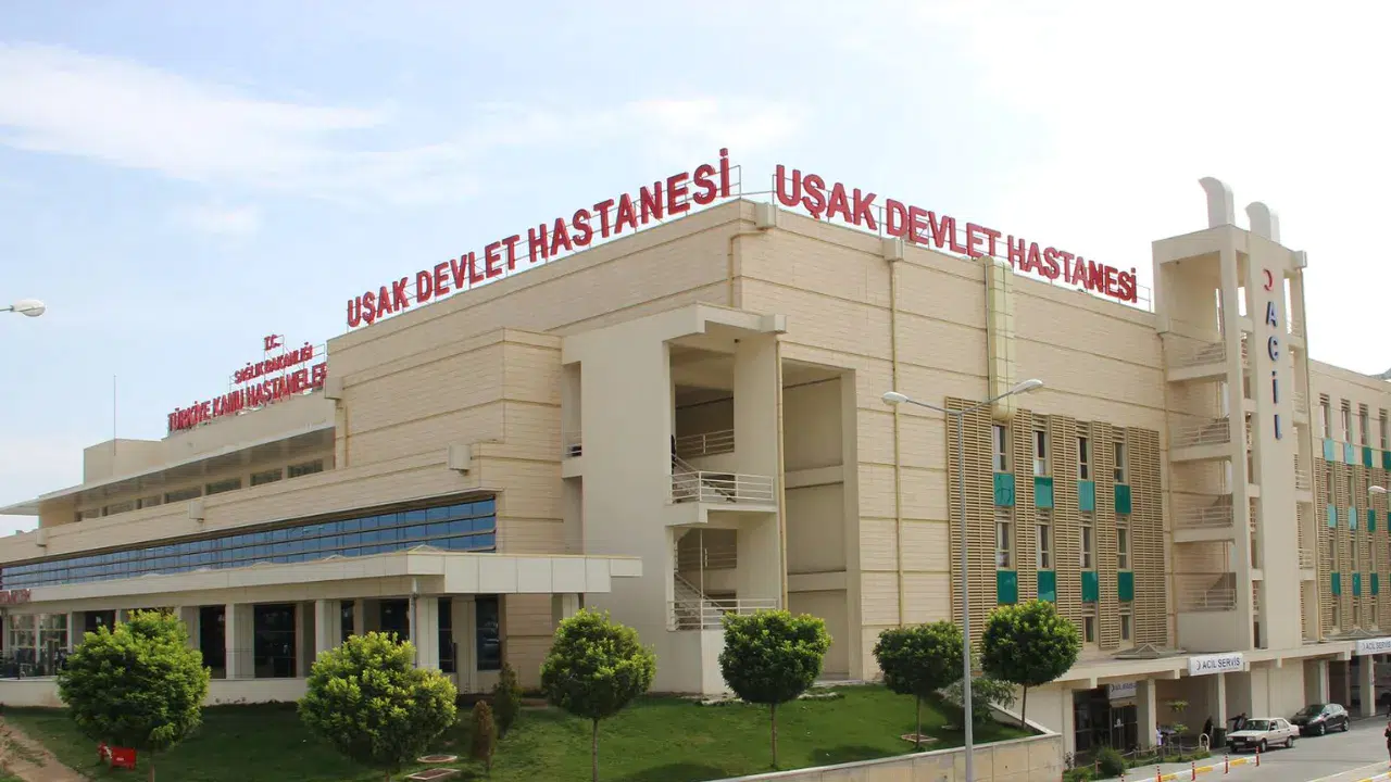 Uşak’ta feci kaza : Çatıdan römorkun üzerine düşen 74 yaşındaki adam hayatını kaybetti
