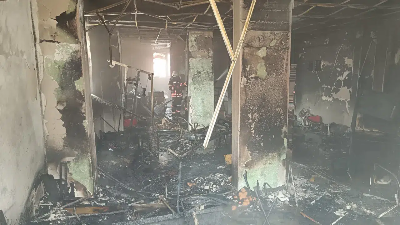 Malatya'da spor salonunda yangın : Apartman sakinleri balkonlardan tahliye edildi