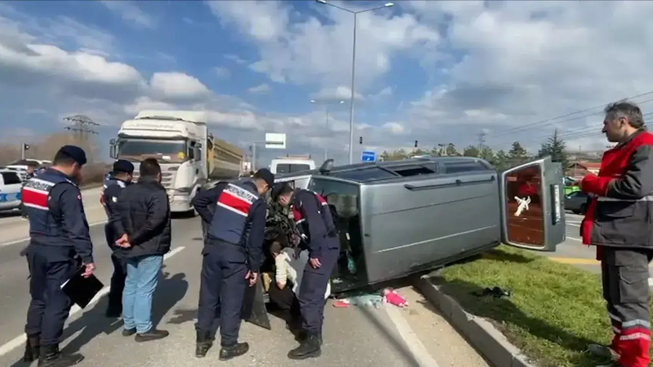 Bolu'da otomobil ile kamyon çarpıştı : 6'sı çocuk 9 kişi yaralandı