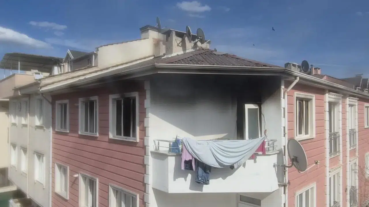 Bursa'da ev yangını : Dumandan etkilenen 77 yaşındaki kadının durumu ağır