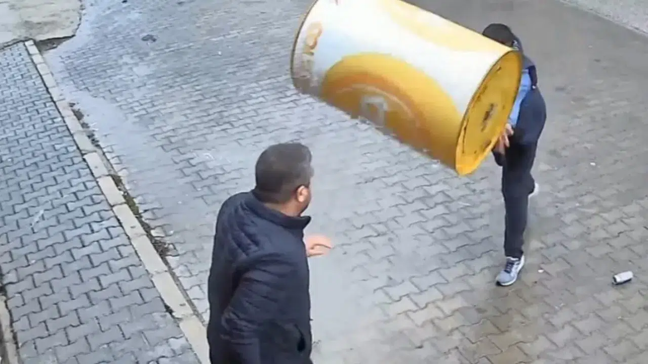 Afyonkarahisar’da akıllara durgunluk veren kavga : Varil, masa ve parke taşları havada uçuştu