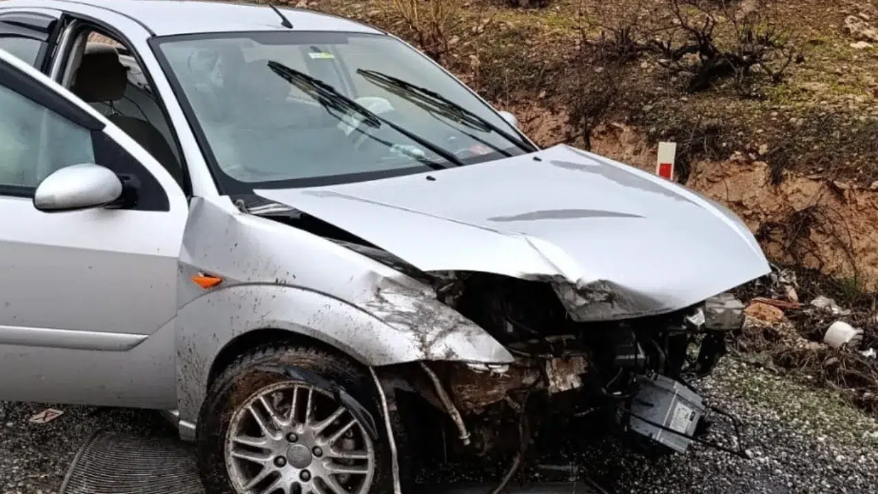Batman'da yoldan çıkan otomobilin sürücüsü yaralandı