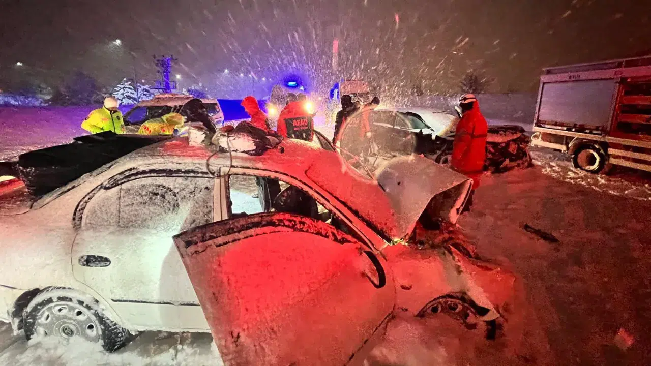 Bitlis'te kaza : 2 otomobil kafa kafaya çarpıştı