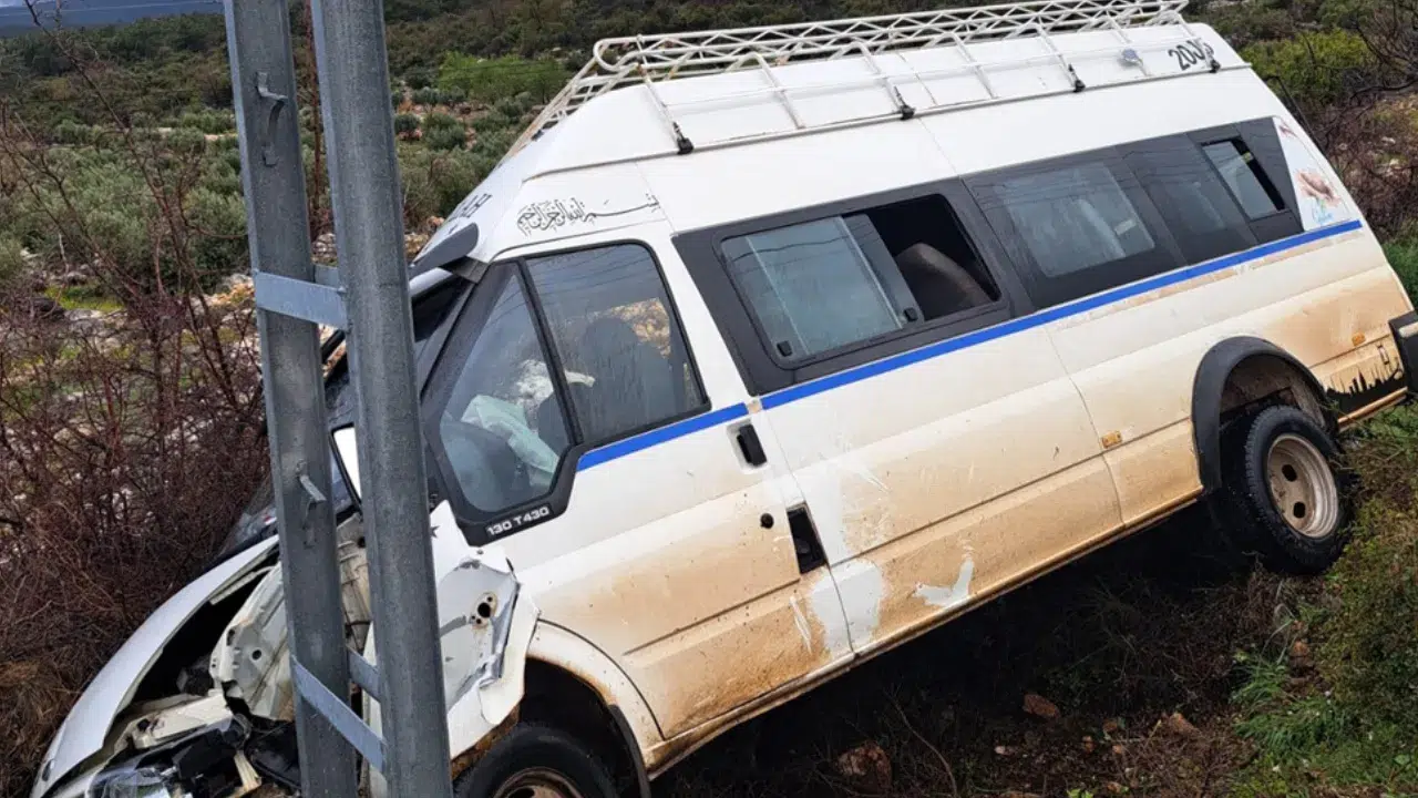 Mersin Silifke'de işçi servisi elektrik direğine çarptı : 4 yaralı!