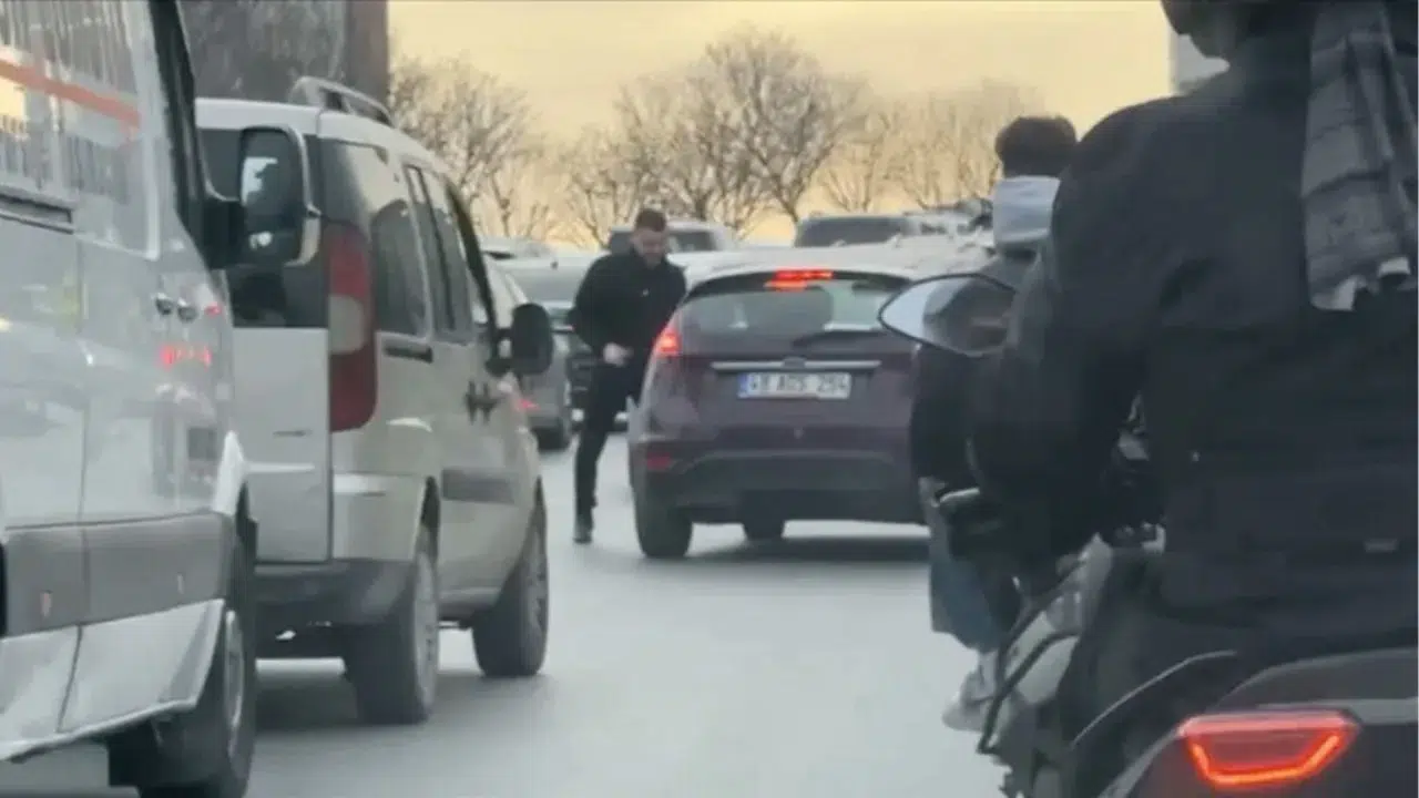 Ümraniye'de yol verme kavgası : Trafikte tekme tokat birbirine girdiler