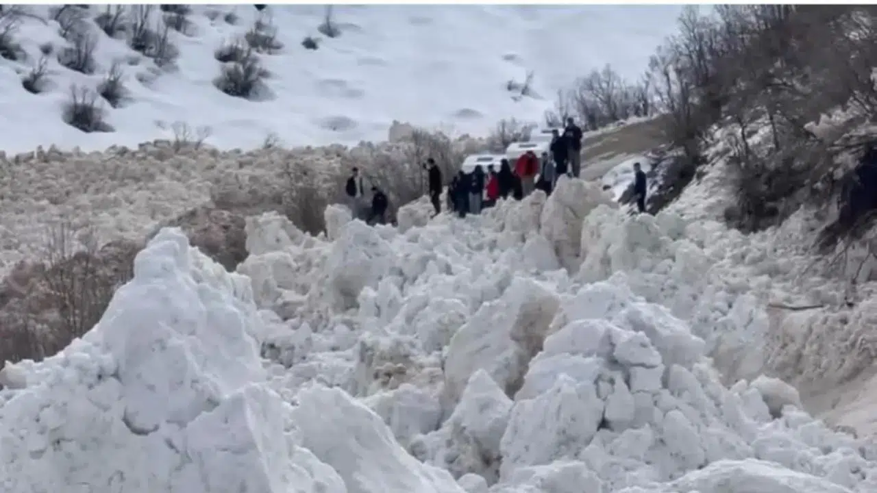Şırnak'ta faciadan dönüldü : Öğrenci servisi, çığ altında kalmaktan saniyelerle kurtuldu