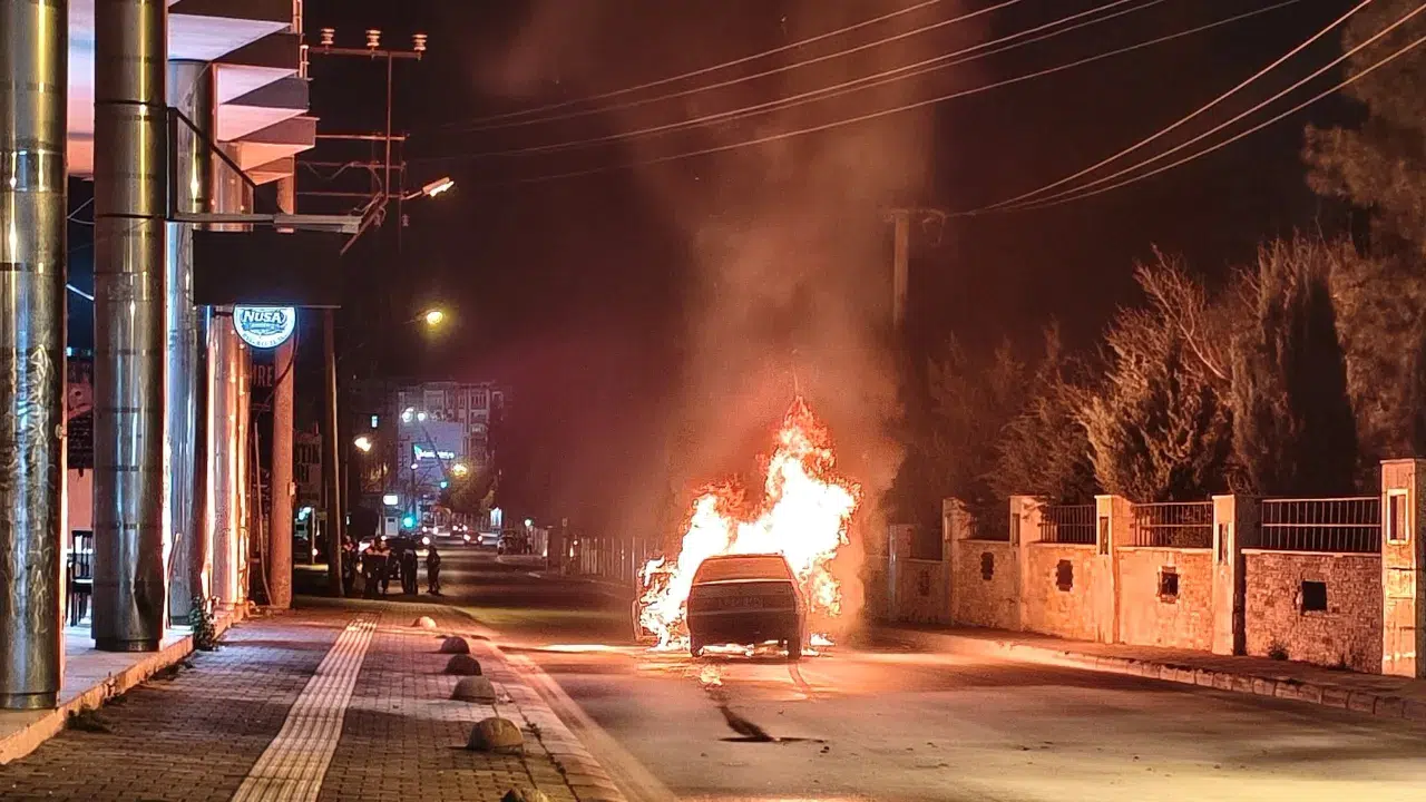Antalya'da otomobilde korkutan yangın!
